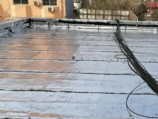丽江卫生间漏水维修公司分享下丽江屋面楼顶防水刚性防水层施工要点。